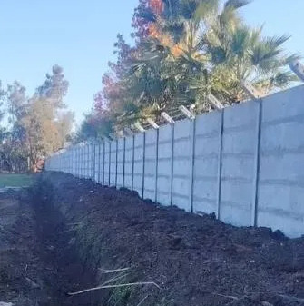 Pandereta Prefabricada 2.5 metros de altura con Pilar Largo Curvo con 3 hebras de Alambre de puas