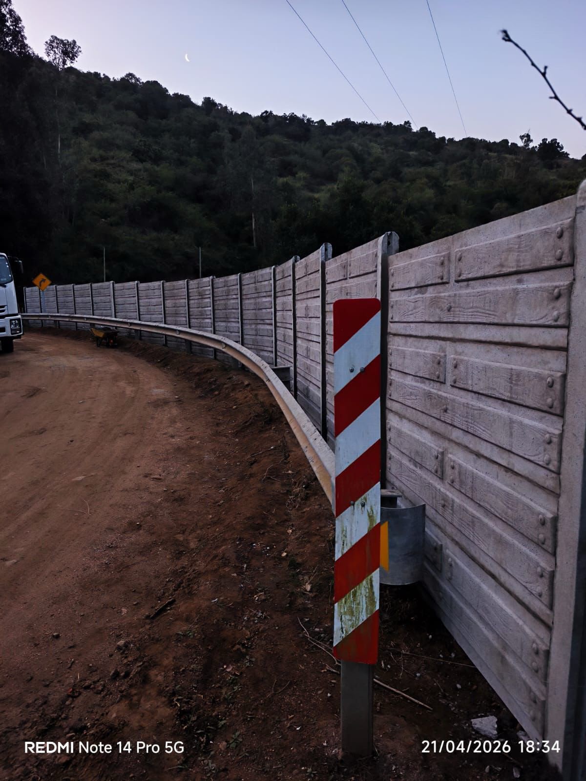 Cierre perimetral con panderetas prefabricadas de hormigón vibrado en Chile