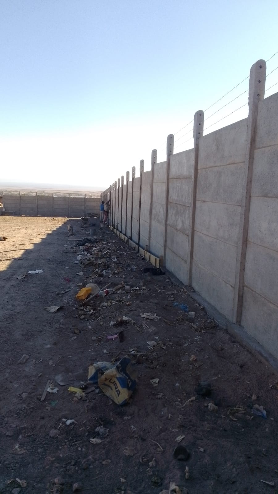 Pandereta Prefabricada 2.5 metros de altura con Pilar Largo Recto con 3 hebras de Alambre de puas
